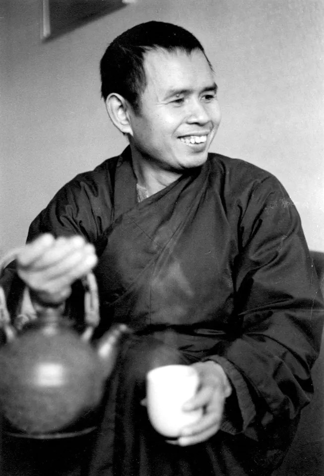 Sort-hvidt foto af Thich Nhat Hanh, vietnamesisk buddhistisk munk og fredsaktivist, i Paris i 1970’erne