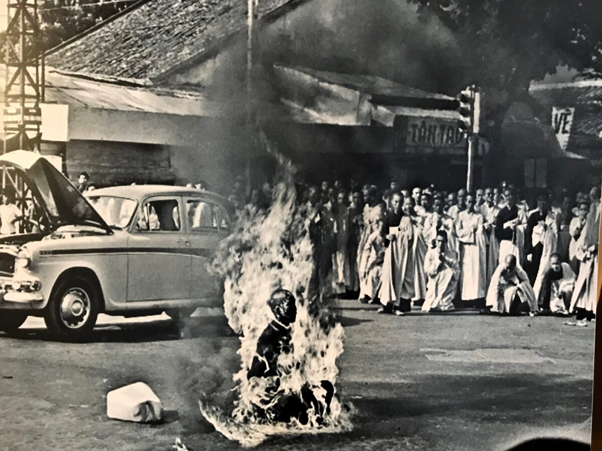 Foto af Thich Quang Duc, buddhistisk munk, der sætter ild til sig selv i protest mod Sydvietnams regime i 1963
