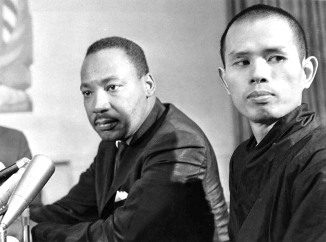 Thich Nhat Hanh i samtale med Martin Luther King Jr., begge stående i dialog om fred