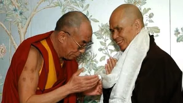 Thich Nhat Hanh og Dalai Lama smilende sammen ved et officielt møde
