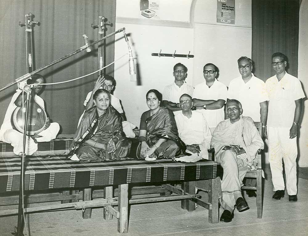M. S. Subbulakshmi under indspilning af Bhaja Govindam, med Swami Ranganathananda